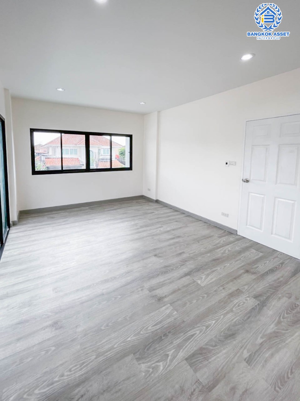 *****บ้านเดี่ยวมือสอง ม.วราภิรมย์ สุขาภิบาล5 หลังมุม เนื้อที่ 88.1 ตร.ว. ฟังก์ชัน 3 ห้องนอน 3 ห้องน้ำ จอดรถได้ 2 คัน บนทำเลเชื่อมต่อหลายเส้นทาง ถ.รามอินทรา ถ.สายไหม และถ.พหลโยธิน ใกล้สนามบินดอนเมือง ทางด่วน "รามอินทรา" และรถไฟฟ้าสายสีเขียว "สถานีสายหยุด"